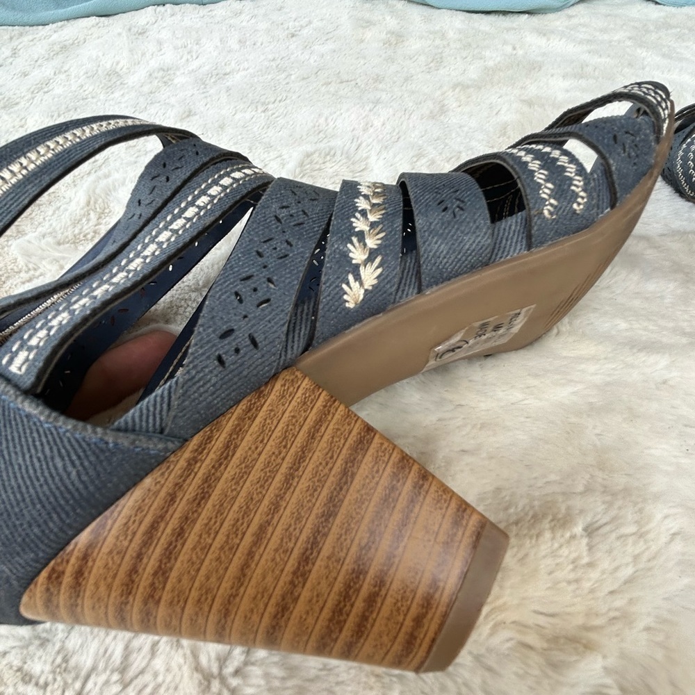 City classified. Sandals. Heels. Back zipper. Size 6. - Picture 8 of 8